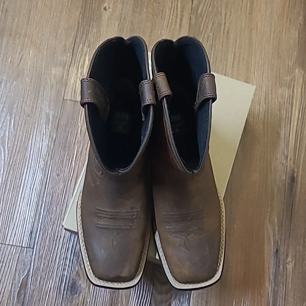 Ariat Brown and Red Western Boots‎ is for boy zise 2 used exelente condition.